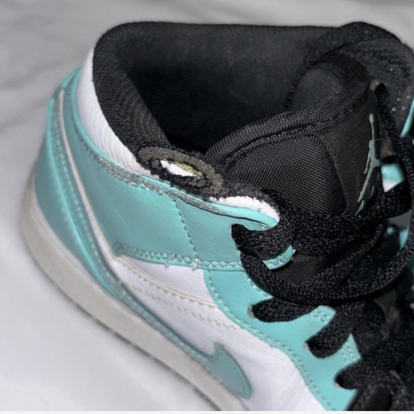 Jordan 1s
Retro Jordan 1 Mid - Tropical Twist. Sise 8 - Picture 4 of 7